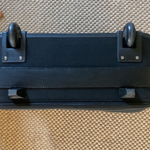 Gucci Rolling Carry On Suitcase with adjustable handle. - Picture 10 of 16